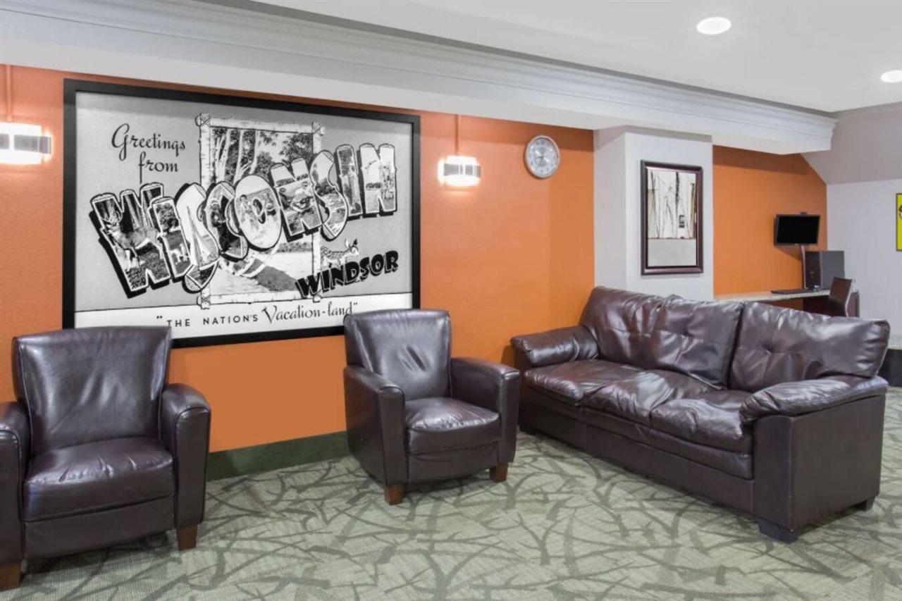 Super 8 By Wyndham Windsor/Madison North Hotel Buitenkant foto