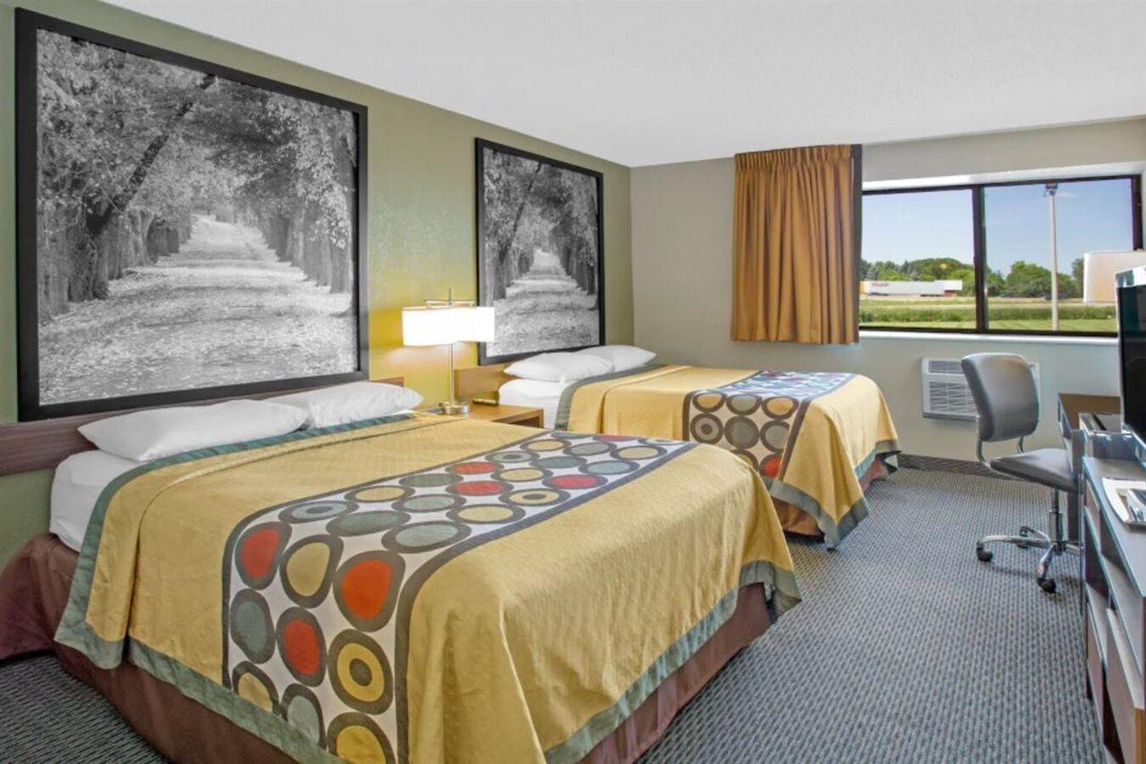 Super 8 By Wyndham Windsor/Madison North Hotel Buitenkant foto