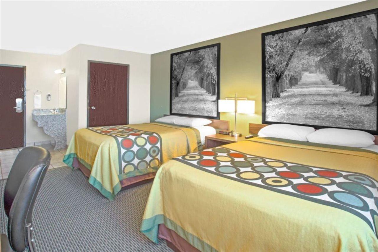 Super 8 By Wyndham Windsor/Madison North Hotel Buitenkant foto