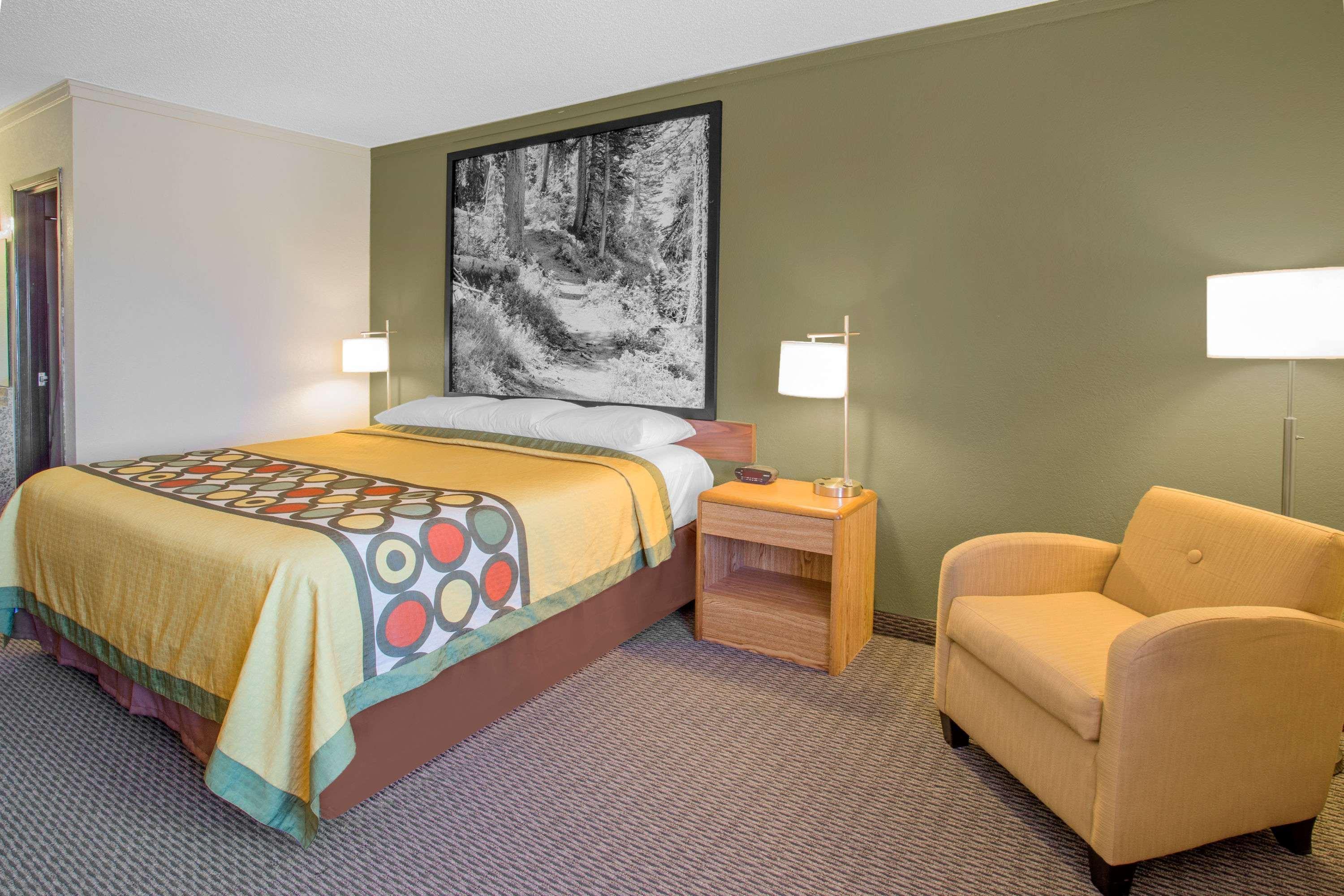 Super 8 By Wyndham Windsor/Madison North Hotel Buitenkant foto