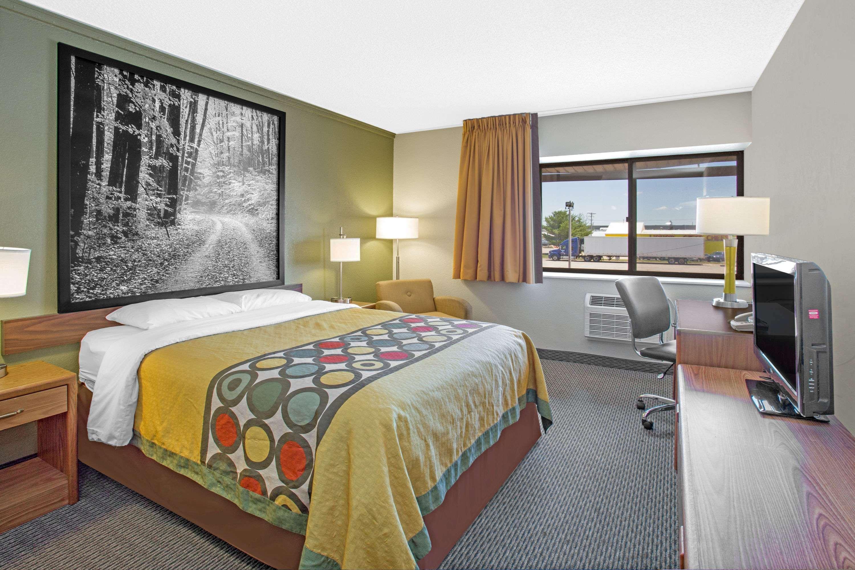 Super 8 By Wyndham Windsor/Madison North Hotel Buitenkant foto