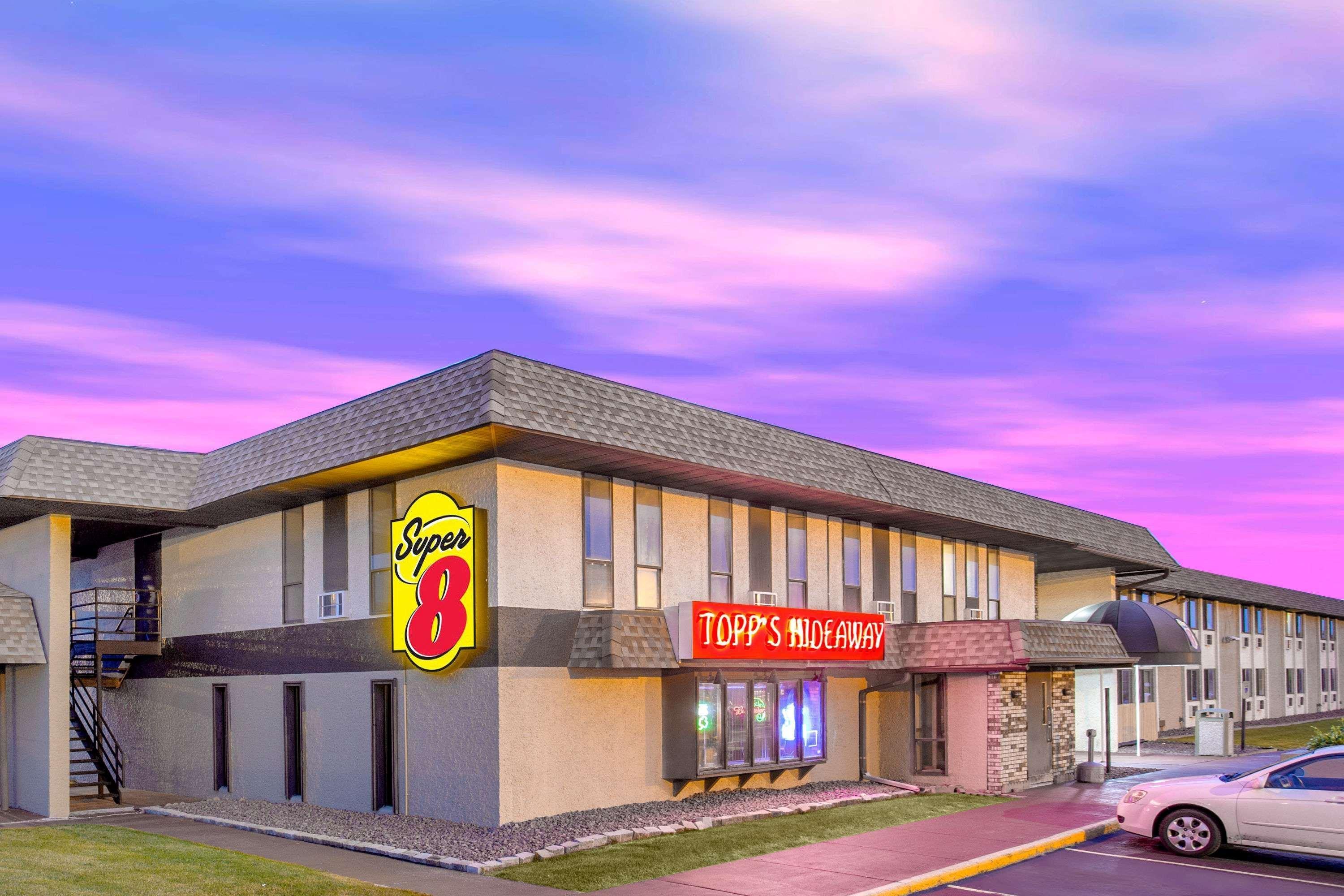 Super 8 By Wyndham Windsor/Madison North Hotel Buitenkant foto