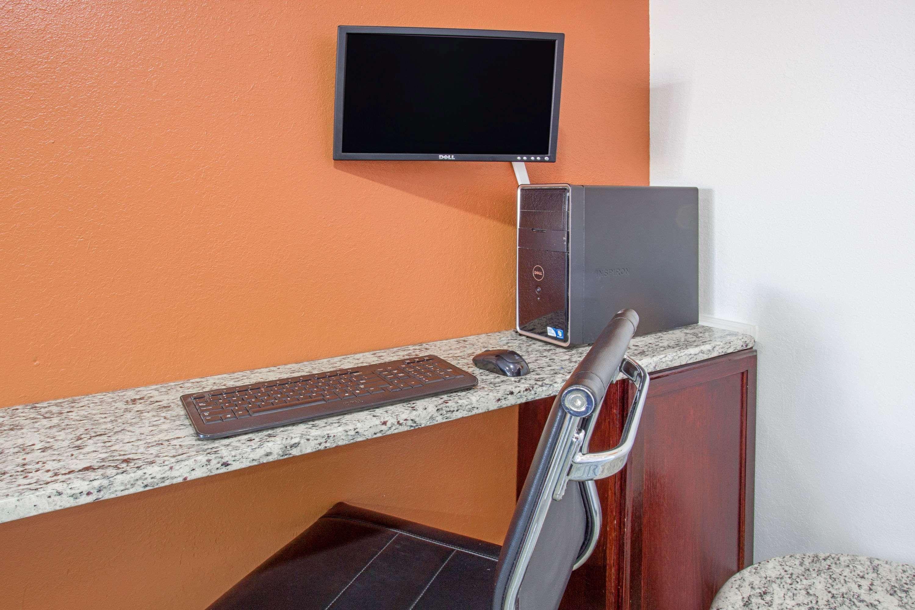 Super 8 By Wyndham Windsor/Madison North Hotel Buitenkant foto