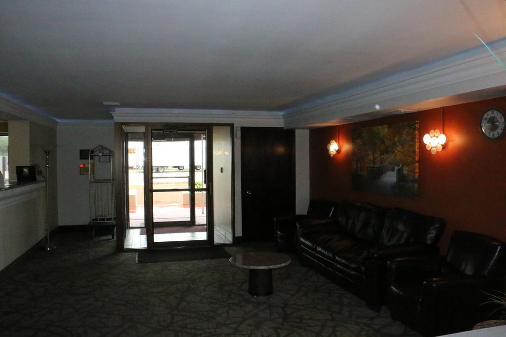 Super 8 By Wyndham Windsor/Madison North Hotel Buitenkant foto