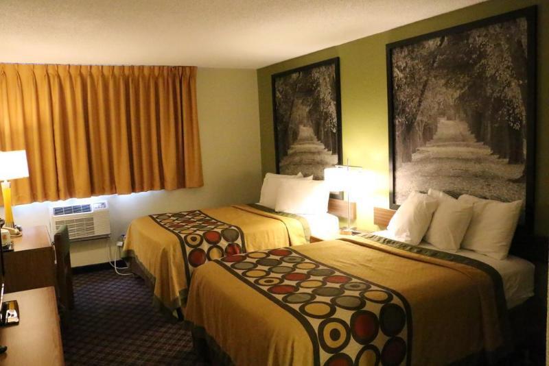 Super 8 By Wyndham Windsor/Madison North Hotel Buitenkant foto