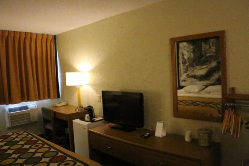 Super 8 By Wyndham Windsor/Madison North Hotel Buitenkant foto